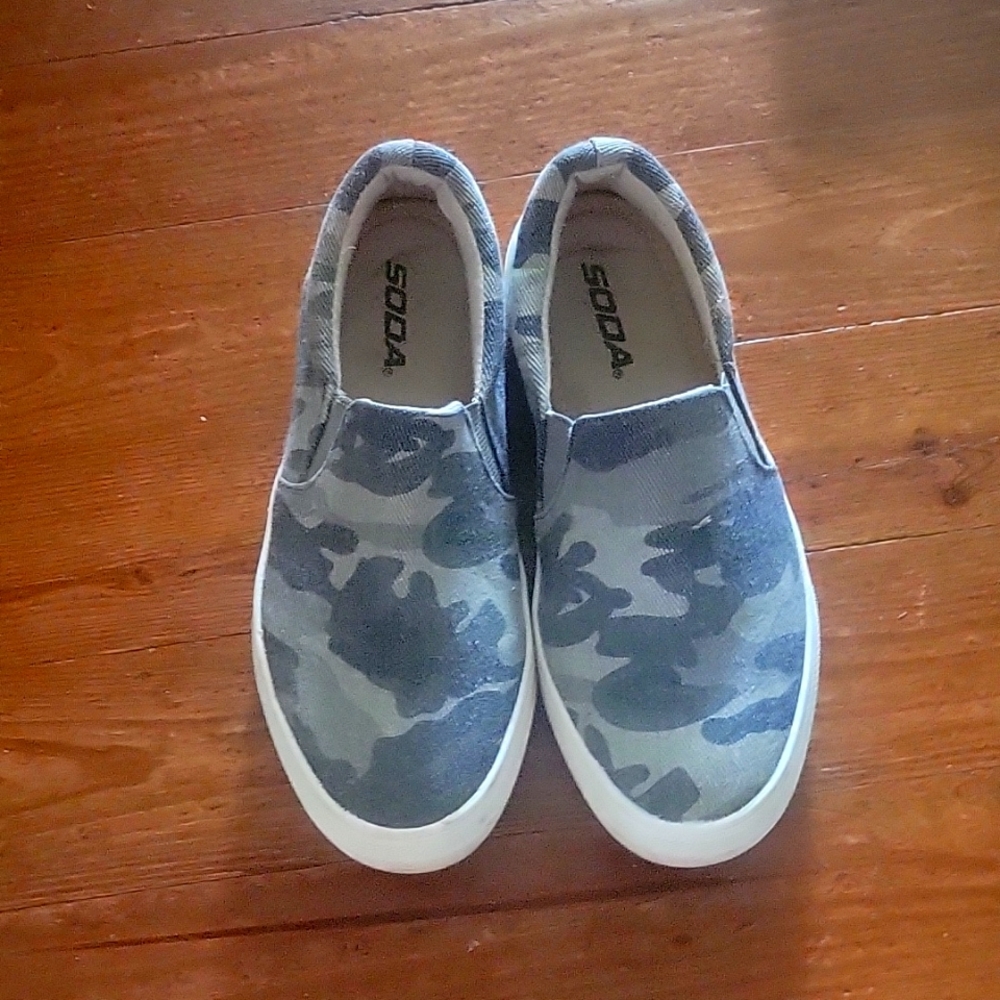 Womens camouflage slip-on size 6